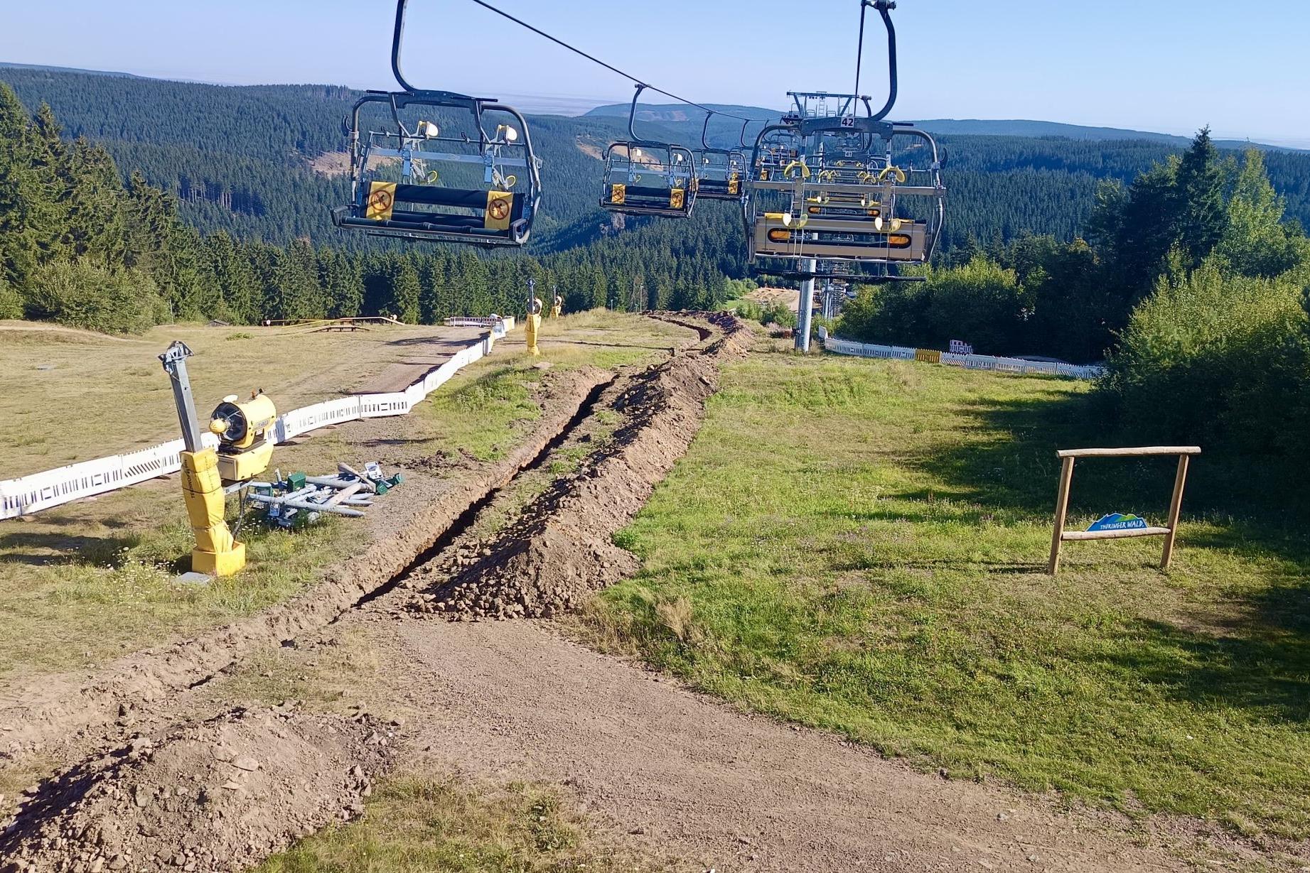 Startschuss für neues Flutlicht: Mit den ersten Erdarbeiten und dem Rückbau der alten Mastanlage ist die Modernisierung am Fallbachhang erfolgreich gestartet. Foto: M. König