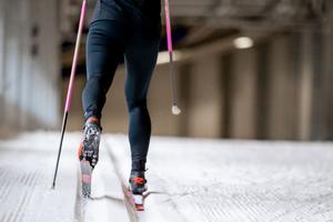 Langläuferin Antonia Fräbel in der Skisport-HALLE Oberhof.