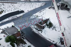 Die Installation der neuen ARENA-Brücke aus der Vogelperspektive.