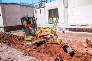 Bodenarbeiten an der Rückseite des neuen Technikgebäudes.
