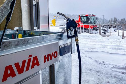 Zur Präparation der Loipen des BMW IBU Weltcup Biathlon 2024 Oberhof kann auf eine AVIA HVO-Tankstation im ARENA-Innenraum zurückgreifen. Foto: Ronny Knoll