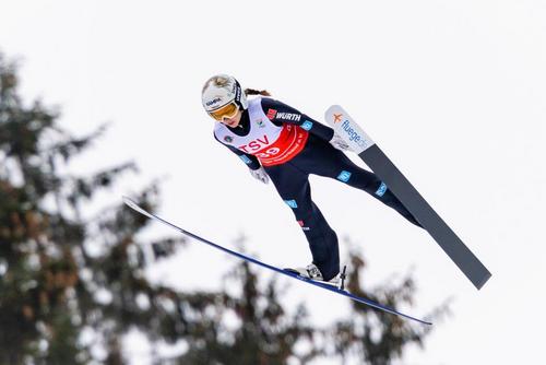 Sie kam, flog und siegte: Juliane Seyfart zeigt beim FIS-Cup ihre Klasse im Oberhofer Kanzlersgrund. Foto: Christian Heilwagen