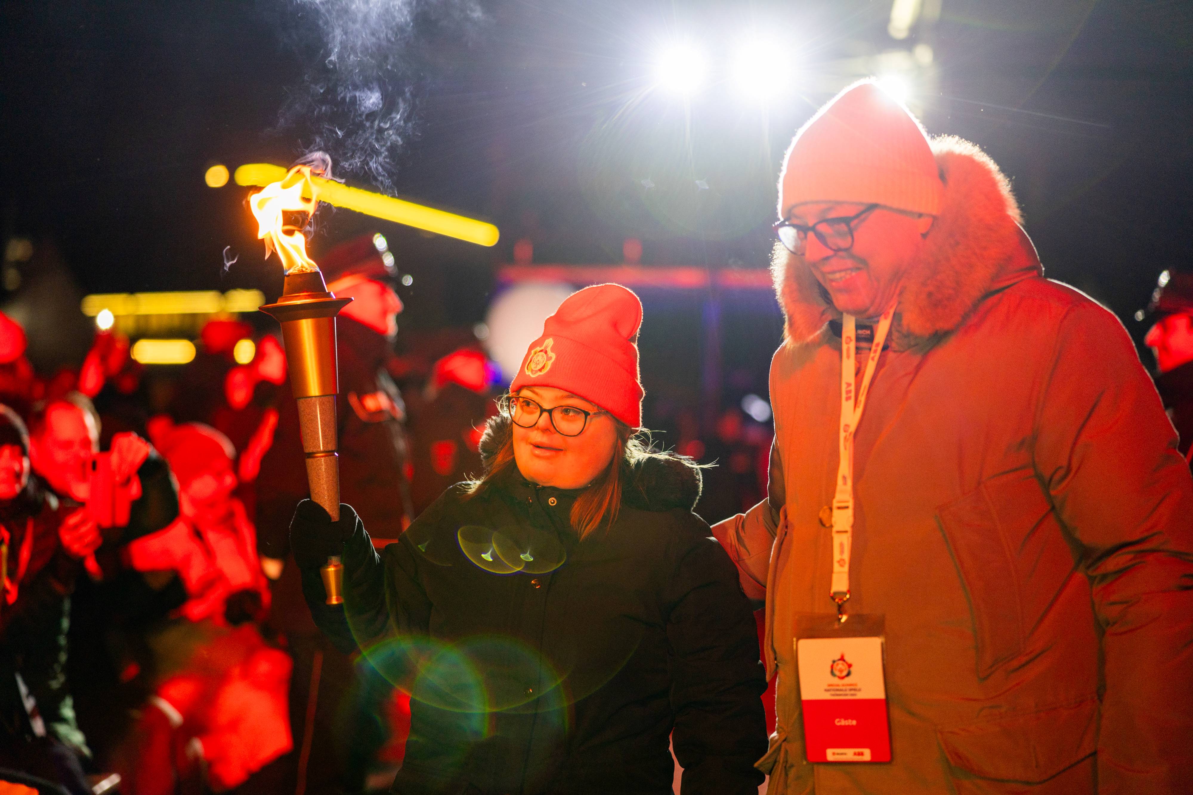 Bewegender Moment: Mit der Entzündung des olympischen Feuers werden die Special Olympics Nationale Spiele Thüringen 2024 offiziell in Oberhof eröffnet. Foto: Christian Heilwagen