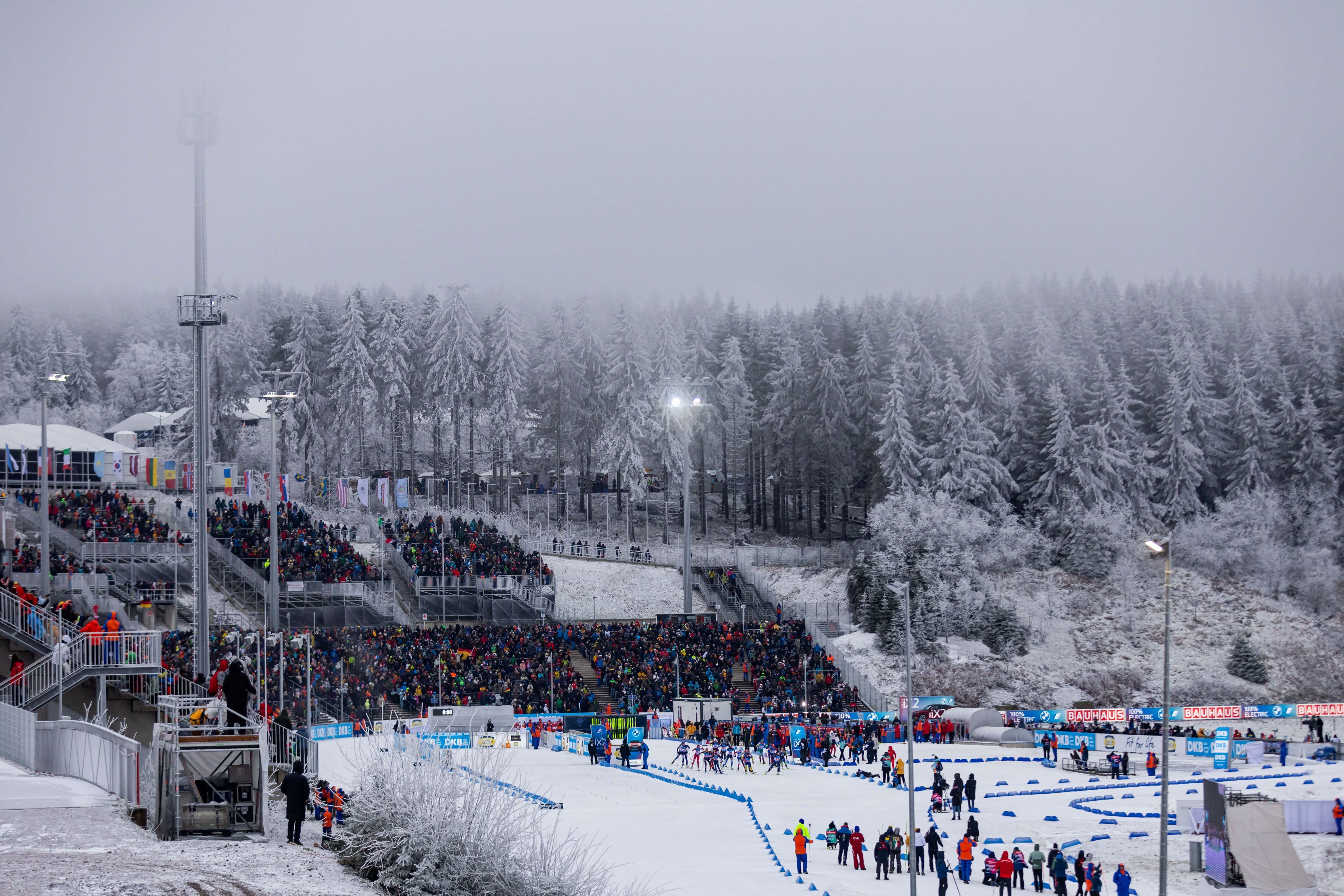 In der LOTTO Thüringen ARENA am Rennsteig konnte - allen Wetterkapriolen zum Trotze - ein erfolgreicher Biathlon-Weltcup vor über 53.000 begeisterten Fans durchgeführt werden. Foto: Chr. Heilwagen