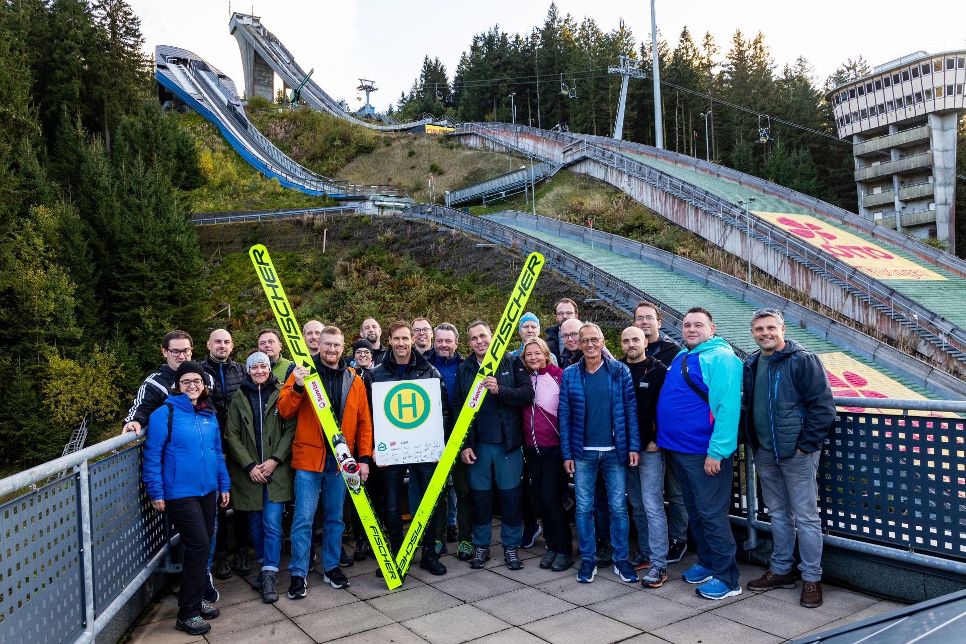 Skisprung-Legende Sven Hannawald mit den Geschäftsführern und Führungskräften der DB Regio Straße Bayern auf dem KaRi-Dach der Schanzenanlage im Kanzlersgrund. Foto: Christian Heilwagen