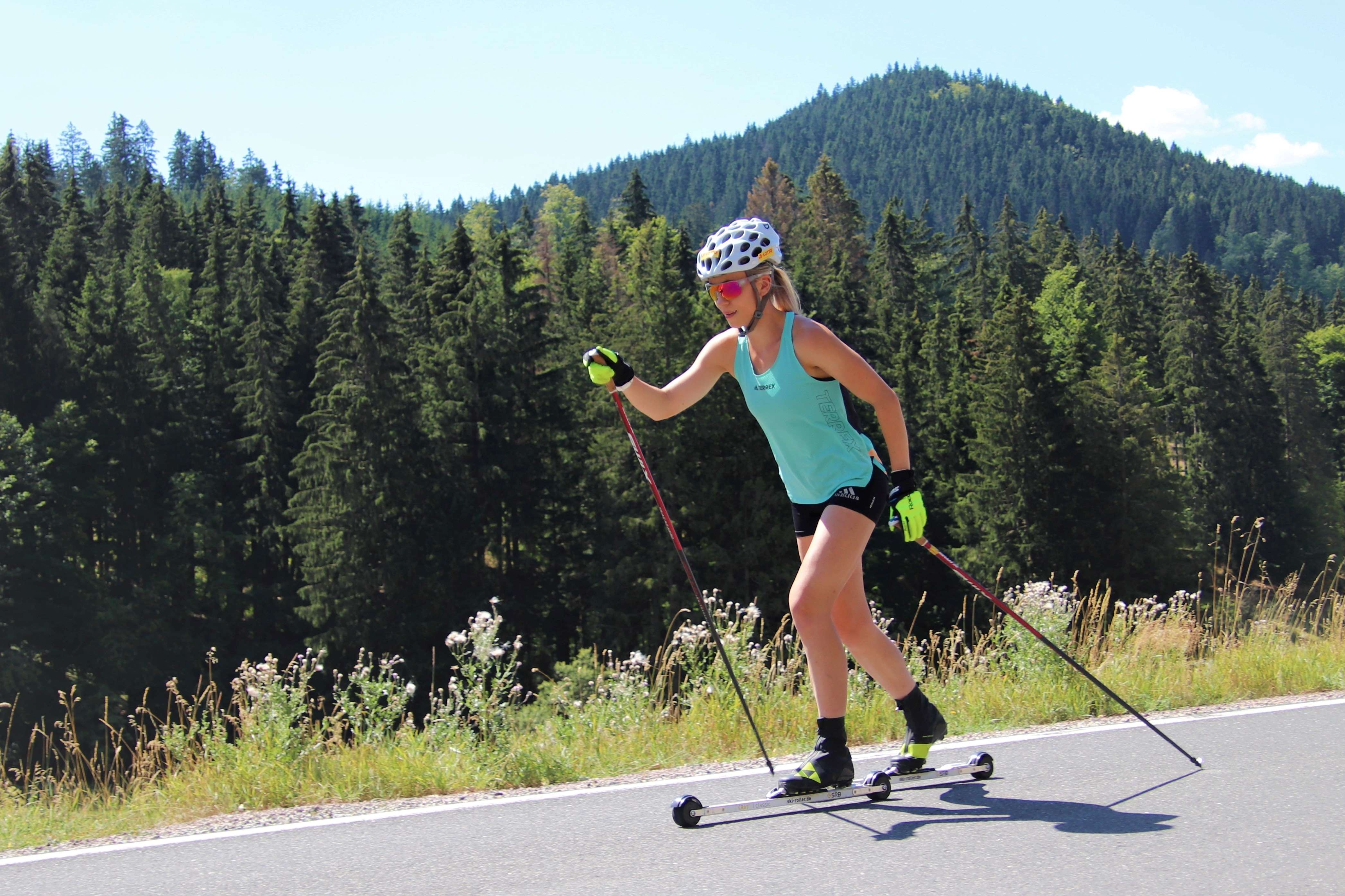 Kraftvoll und elegant: In den Sommermonaten stand für Lisa Lohmann und die deutsche Langlauf-Elite verstärkt das Skiroller-Training auf der Trainingsagenda. Foto: R. Knoll