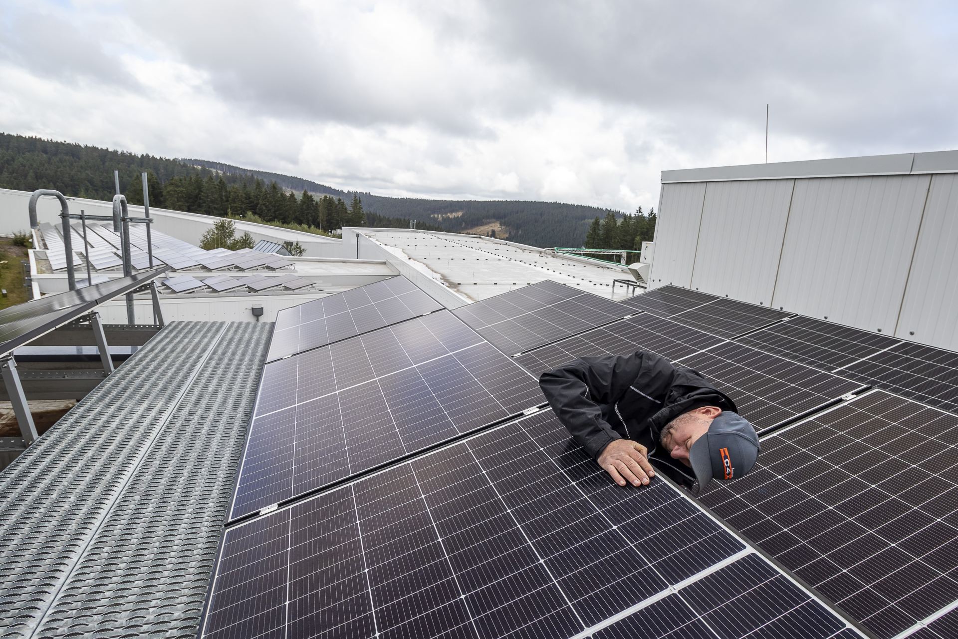 Auch dank umfangreicher Photovoltaik-Technik - wie hier auf den Dächern der LOTTO Thüringen Skisport-HALLE - wird Wintersport in Oberhof nachhaltig. Foto Ronny Knoll
