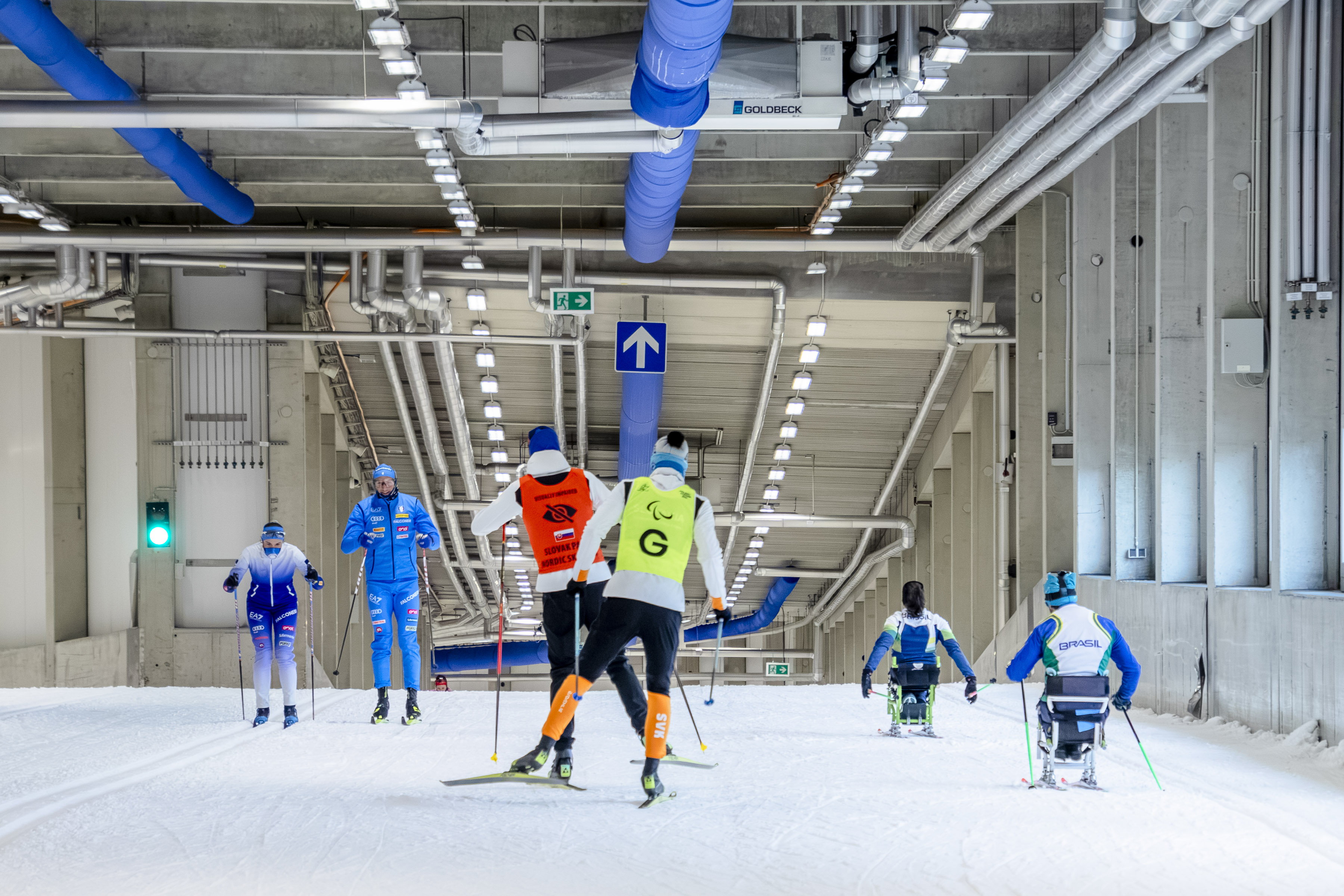 Mit Para-Sportlerinnen und -Sportlern aus Brasilien, Kanada und der Slowakei haben die ersten Teilnehmer in der Skihalle bereits Fahrt aufgenommen. Foto: Ronny Knoll